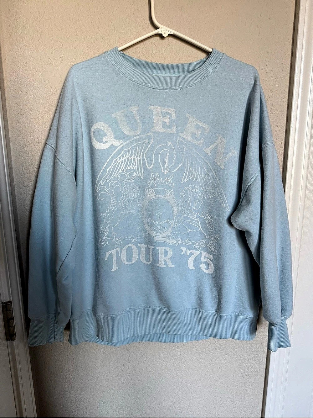 American Eagle Queen Tour '75 Graphic Sweatshirt in Blue